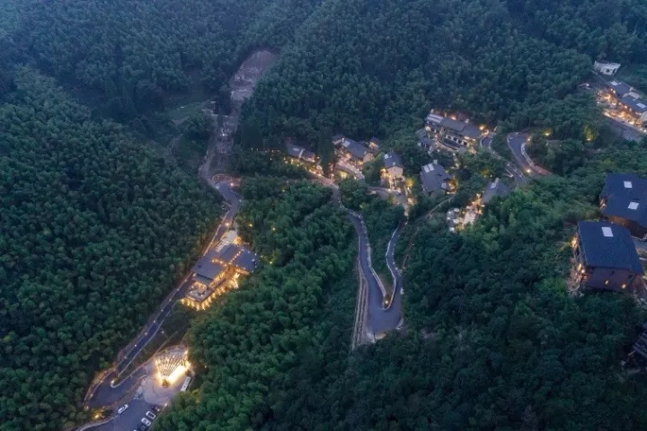 裸心堡采用了輕質結構、符合山地的吊腳樓結構